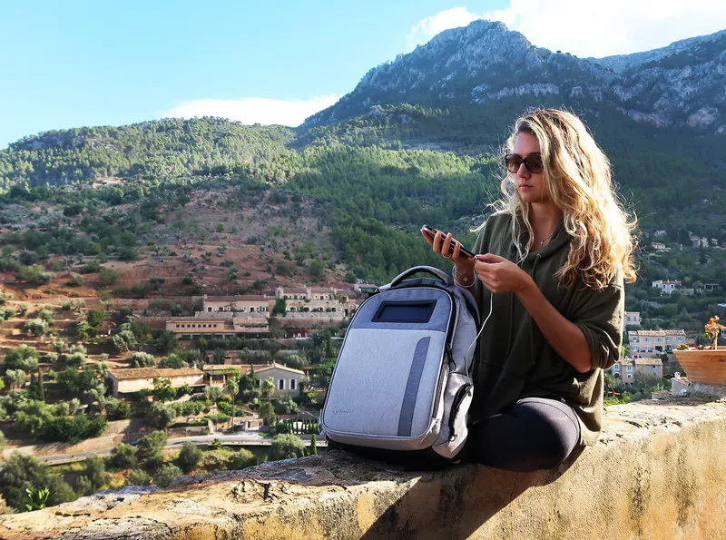 Lifepack grey lifestyle charging